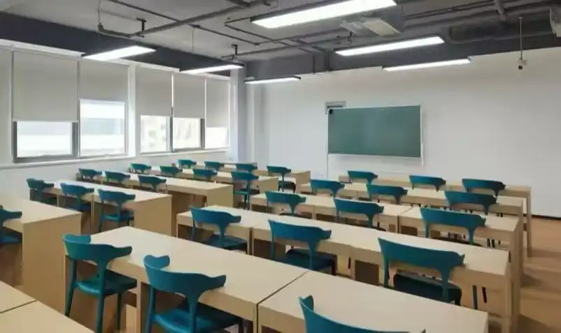 明亮宽敞的教室